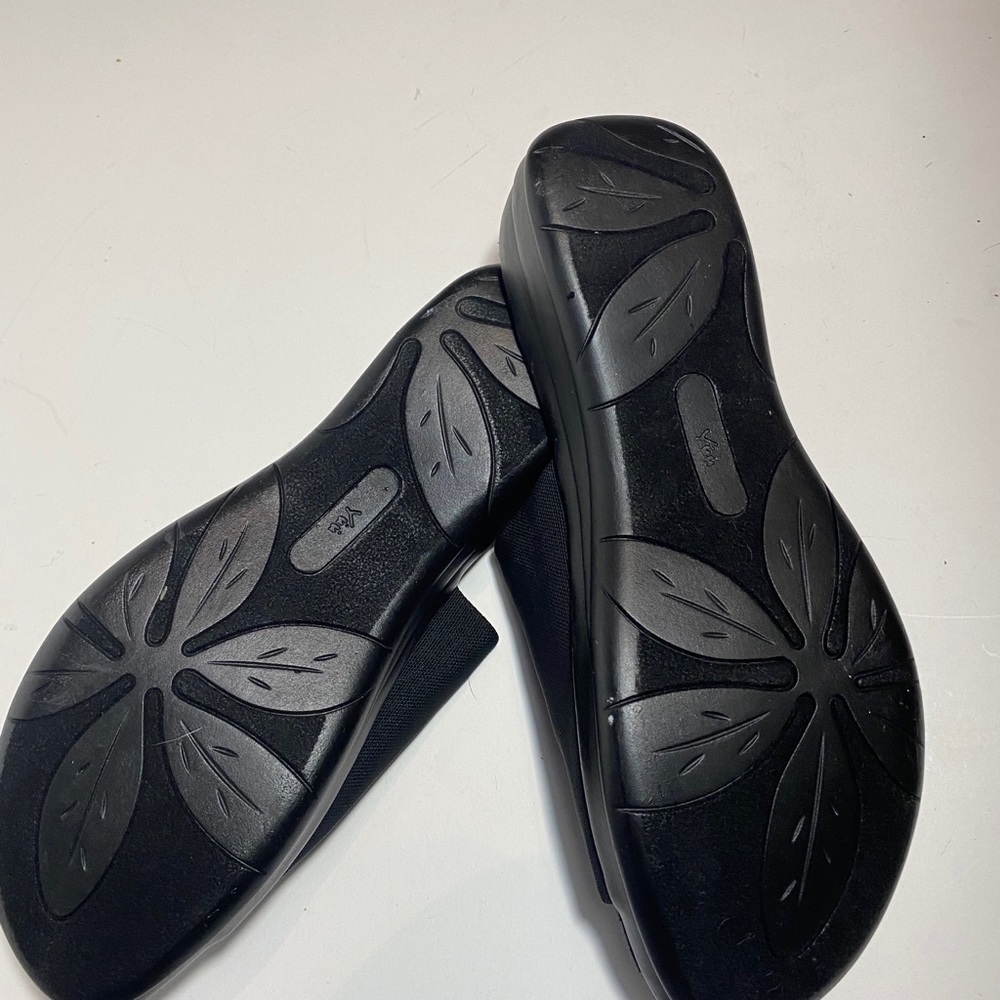 Size 8 Yuu Sandals - Picture 4 of 6